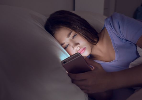スマホ依存女性.jpg