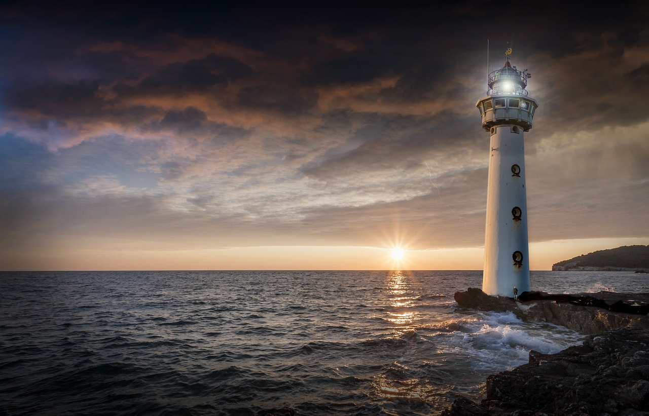 lighthouse-2372461_1280.jpg