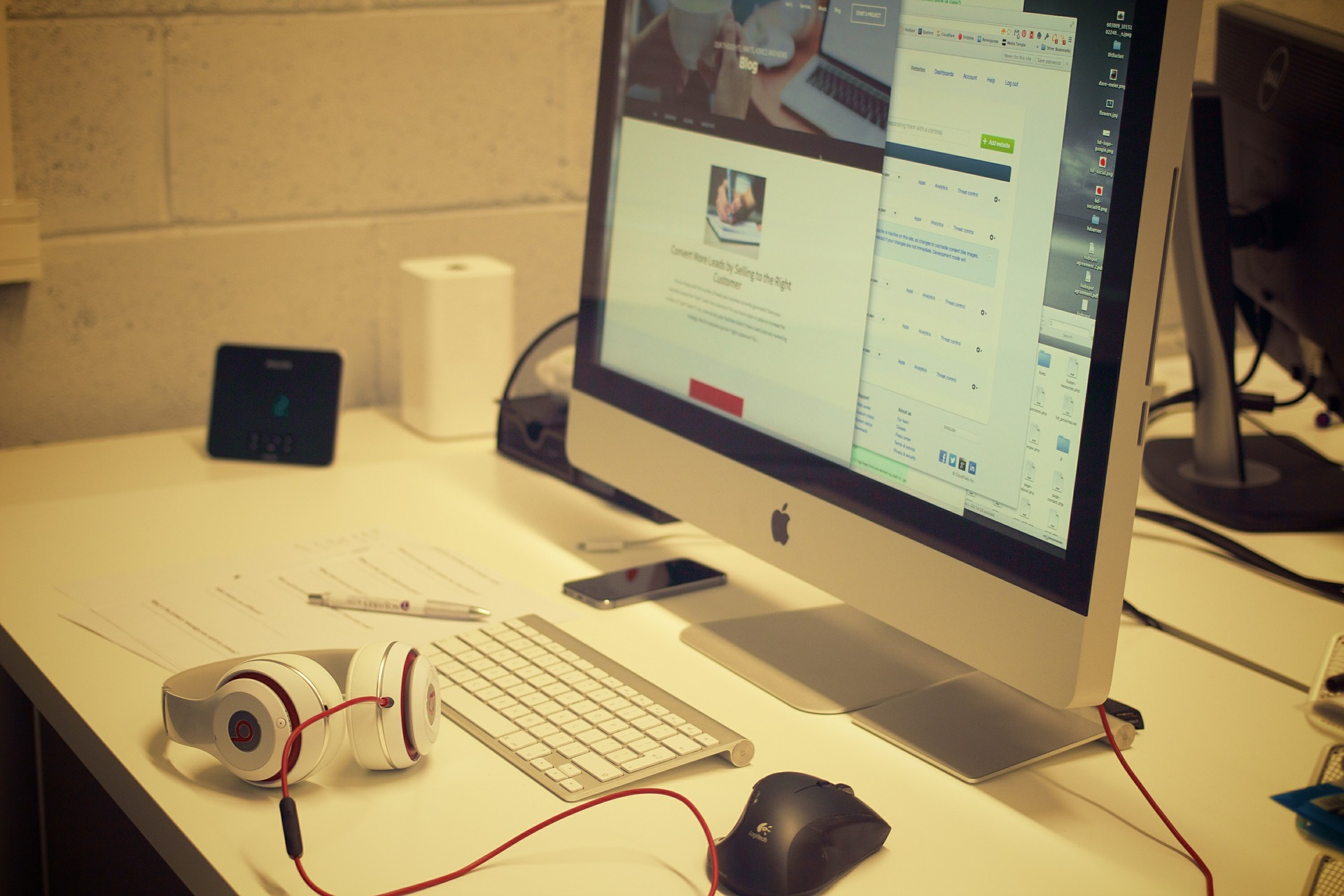 workstation-405747_1920.jpg