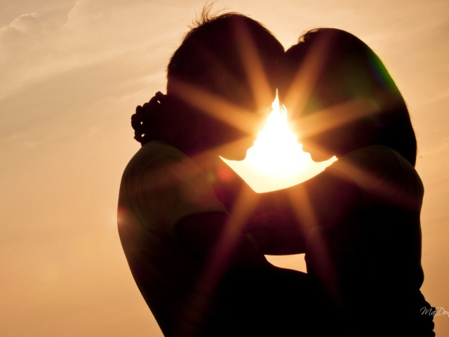 Love-Shines-Kiss-640x480.jpg