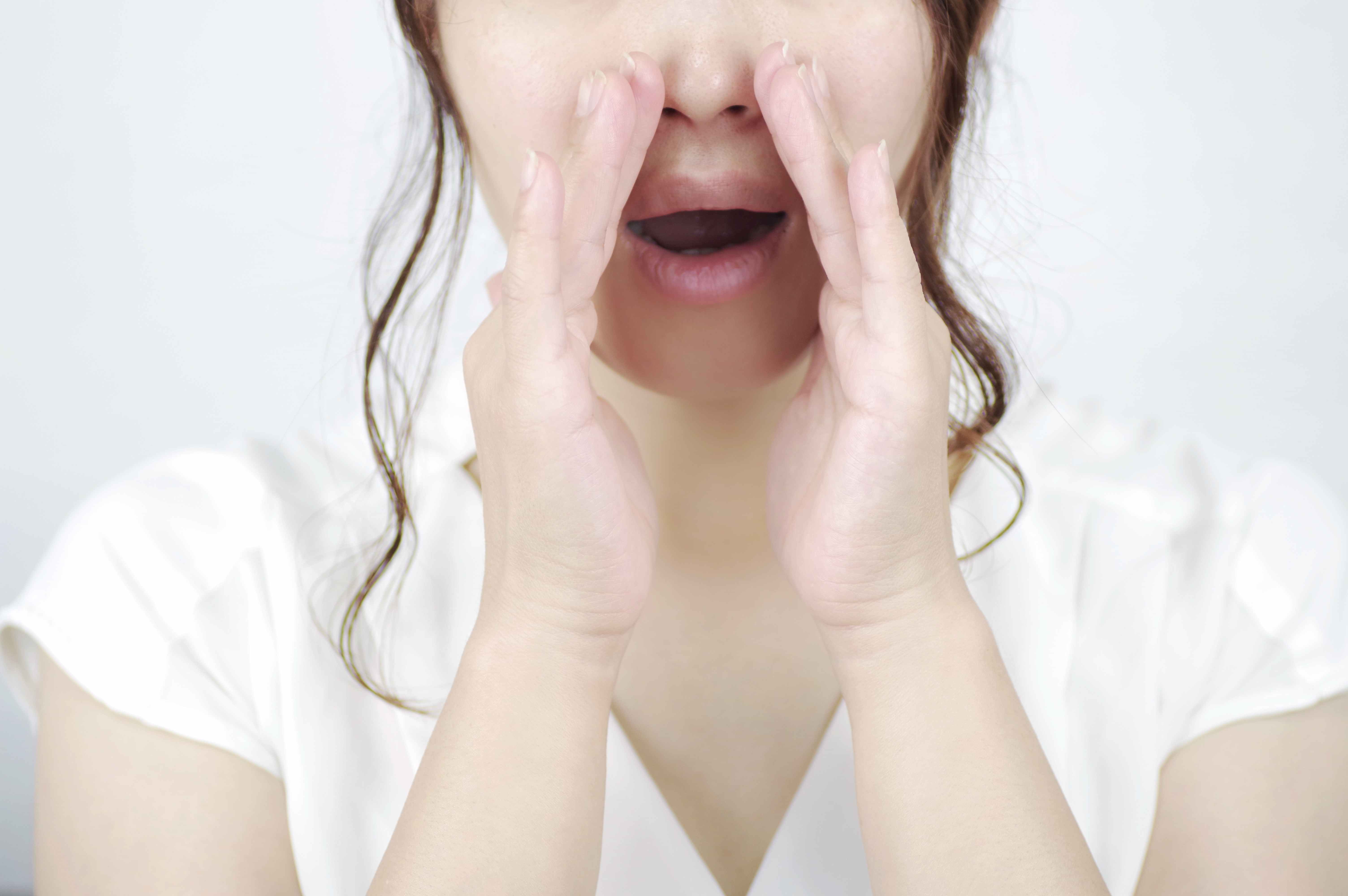 女性　耳打ち.jpg