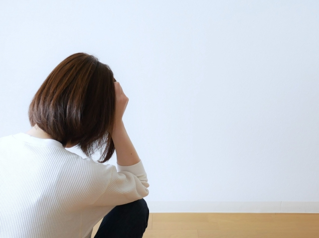 悩む女性の後ろ姿_s.jpg