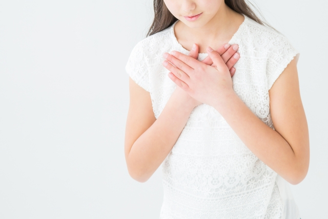 女性　胸　押さえる.jpg