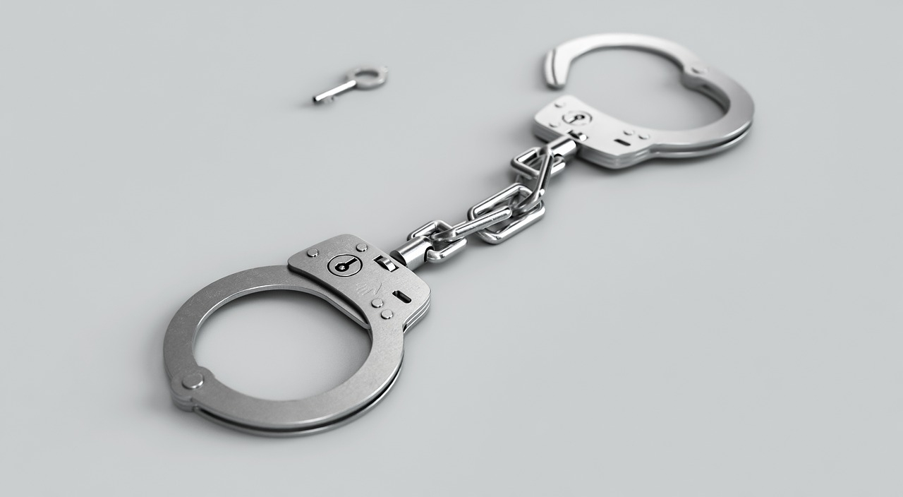 handcuffs-3655288_1280.jpg