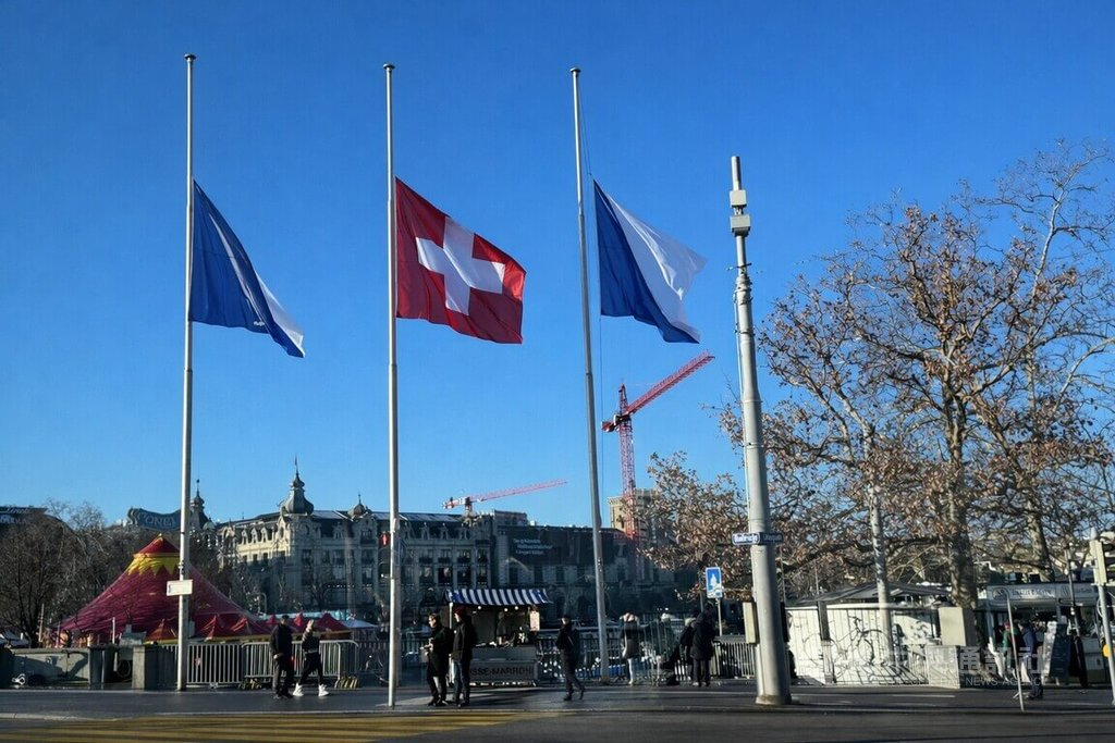 77瑞士各地降半旗哀悼爆炸案的罹難者與傷者。許多休假中的醫生也緊急加入救援，舉國展現團結。 - コピー.jpg