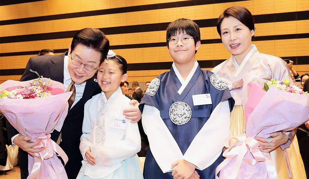 106,1月14日，在日本奈良县，李在明（左一）和夫人金惠景出席旅日侨胞座谈会 - コピー.jpg