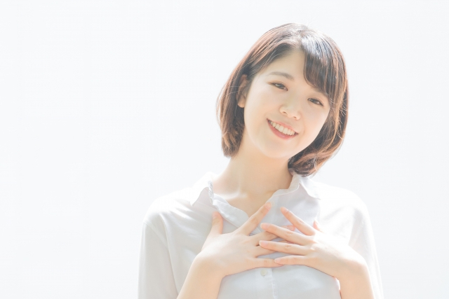 女性　胸に手　安心　笑顔.jpeg