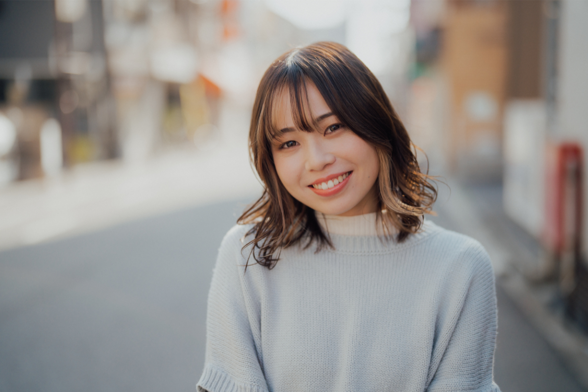 笑顔の女性.png