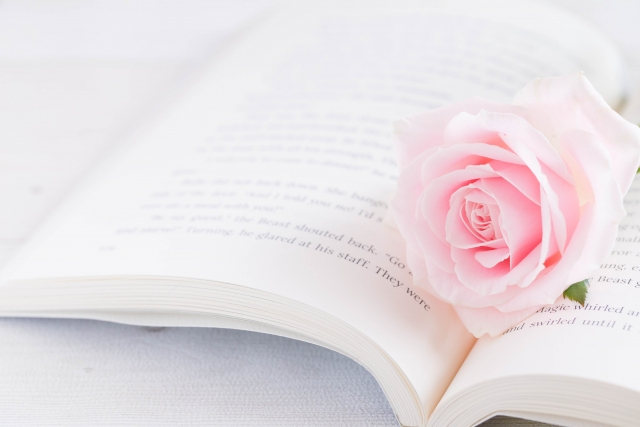本とバラ.jpg