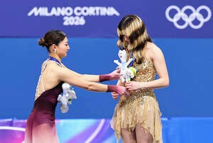 143表彰式でアリサ・リュウにメダルにマスコットのぬいぐるみを挟むやり方を教えてあげる坂本花織 - コピー.jpg