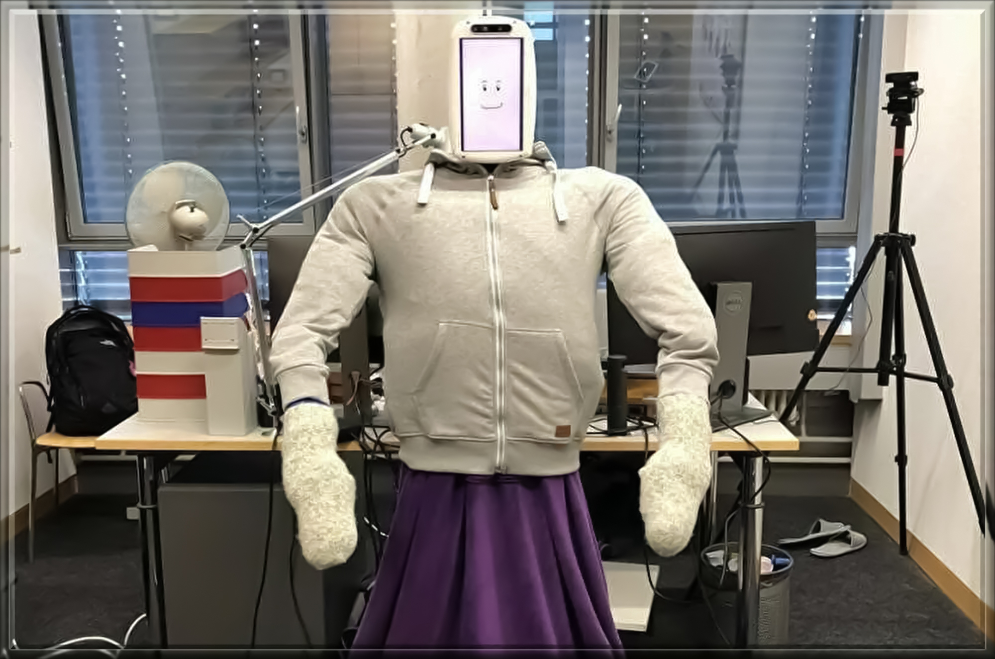 A-soft-and-human-size-robot-that-hugs-users-on-request.jpg