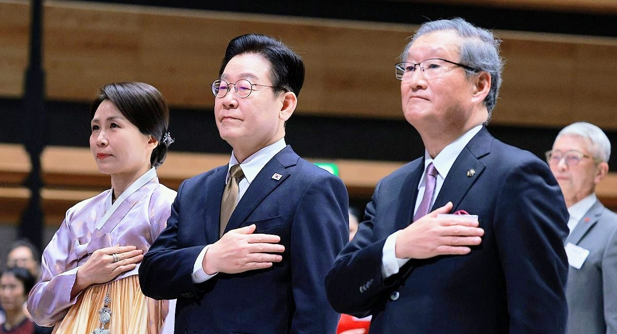 107,1月14日，在日本奈良县，李在明（左二）和夫人金惠景（左一）出席旅日侨胞座谈会 - コピー.jpg