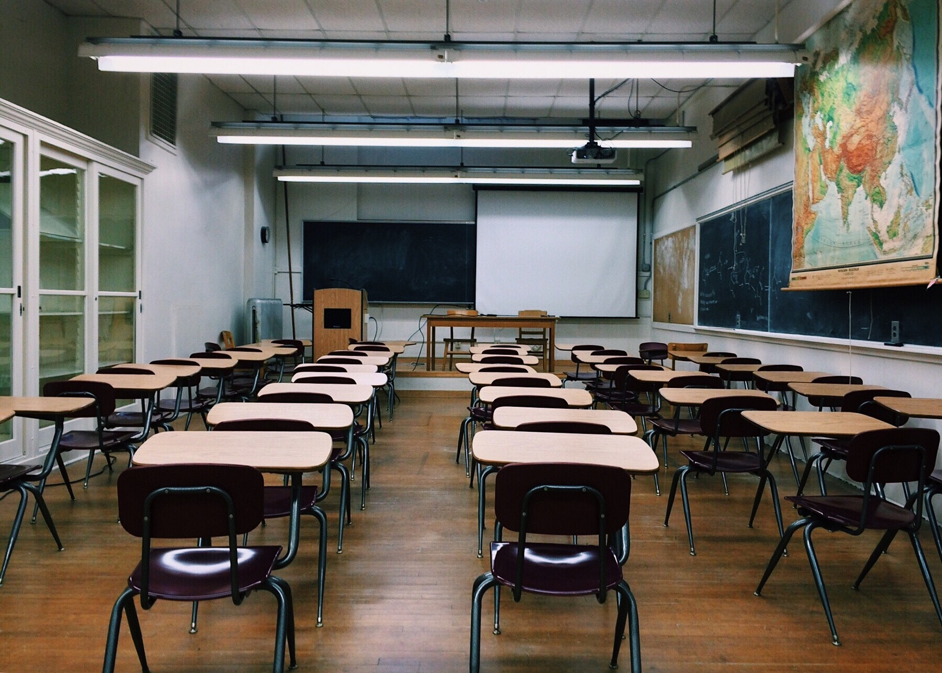 classroom-ge0795f236_1920.jpg