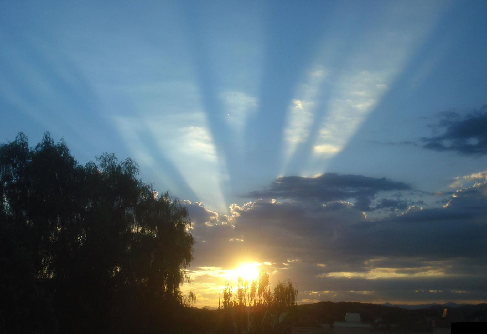 ★FileCrepuscular-Rays-Panorama-HD-Copy.jpg-Wikimedia-Commons1555.jpg