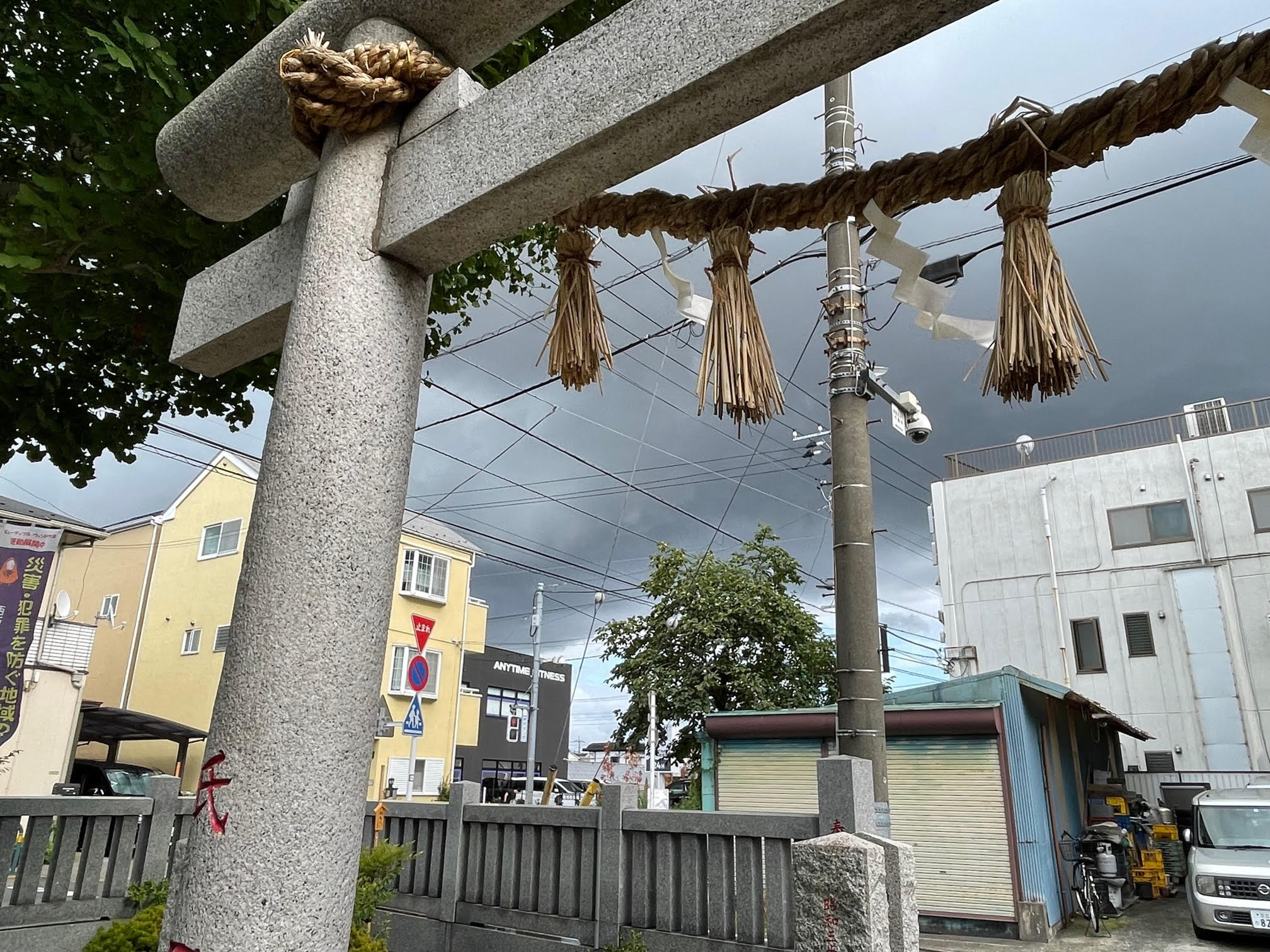 雨雲（鳥居）.jpg