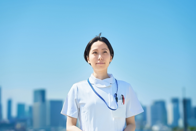 正面向き女性看護師.jpg