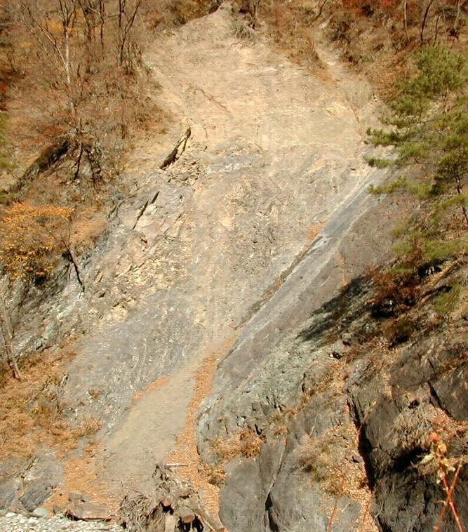 新倉の糸魚川－静岡構造線：国指定天然記念物 第一級（エーワン）断層 紹介ブログ｜エーワン新倉｜coconalaブログ