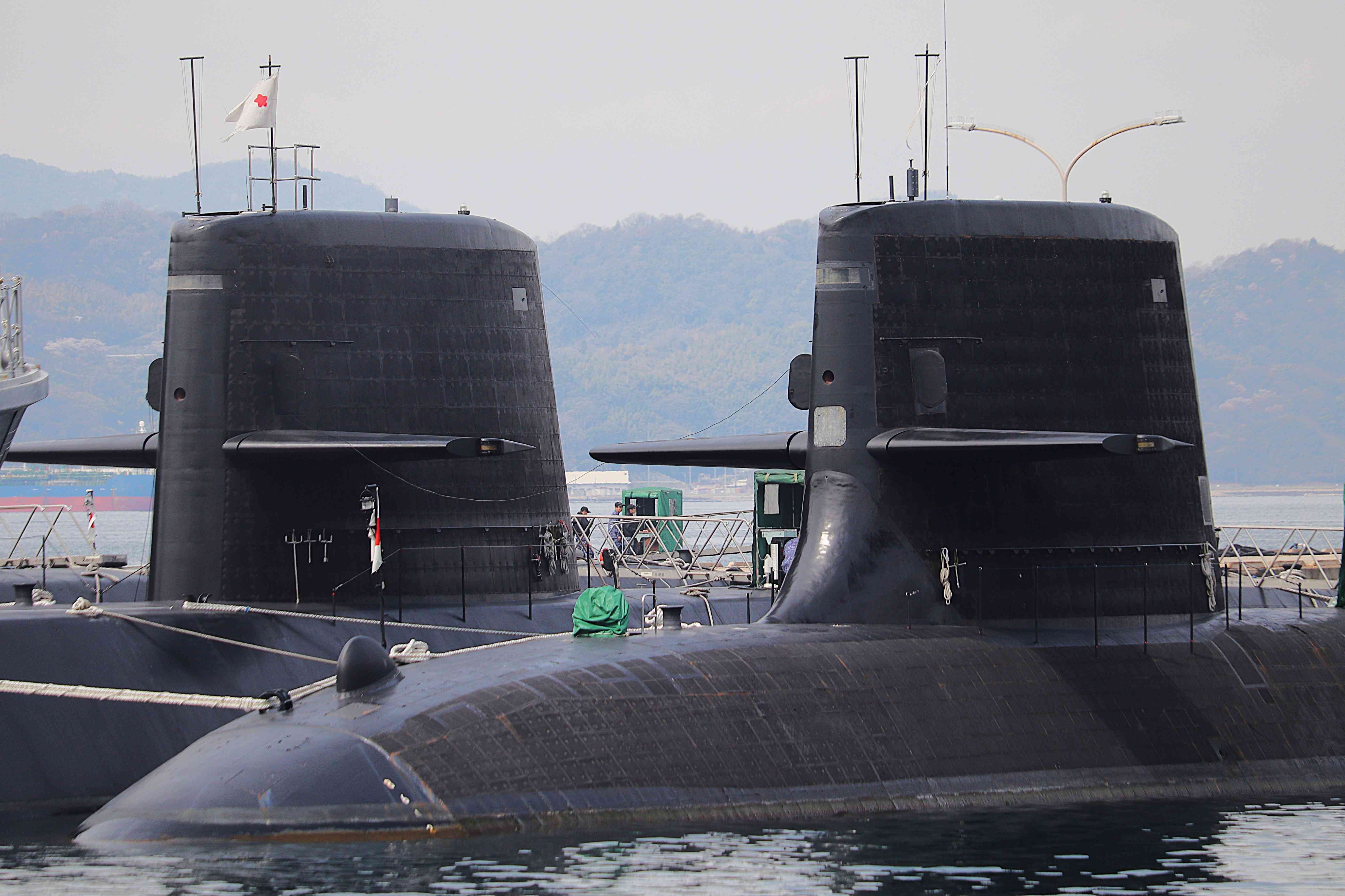 潜水艦マニア必見！！】何の変哲もない街中に突如現れる超巨大な潜水艦