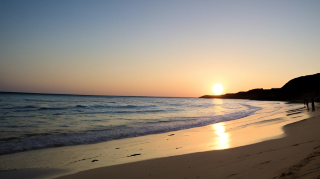 海辺に沈む夕陽が描く、静寂と希望の物語