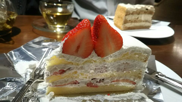 わらび餅屋のカフェでジャンプを読む
