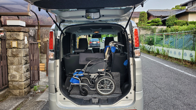 スペーシアと車椅子