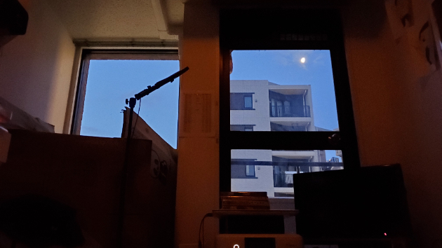 部屋の窓から月が見える贅沢
