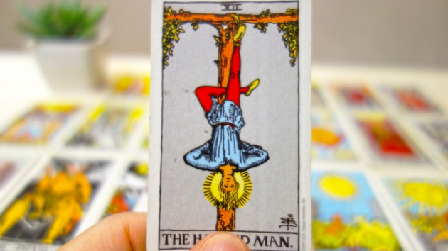  タロットカードの基礎: 吊るされた男（The Hanged Man）の意味と象徴