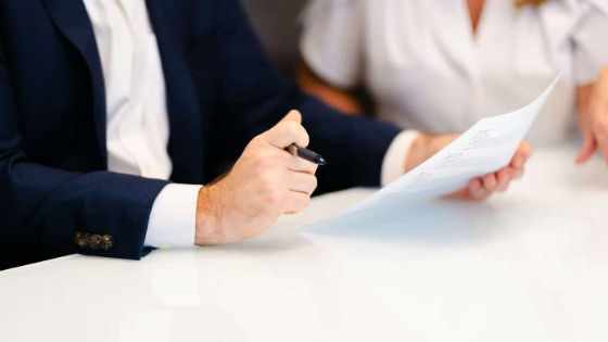 相見積もりは失礼じゃない。複数の制作会社に相談するときのマナーと聞き方