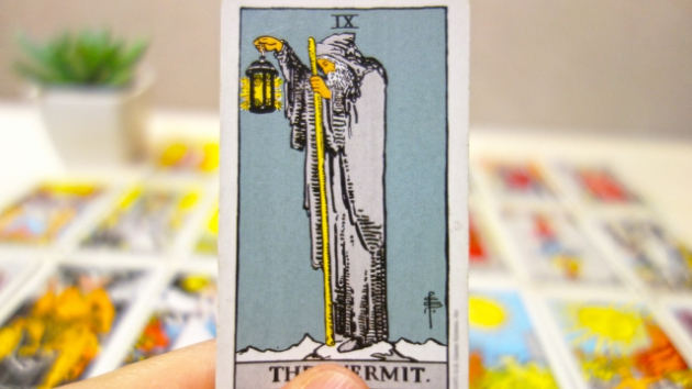 タロットカードの基礎: 隠者（The Hermit）の意味と象徴