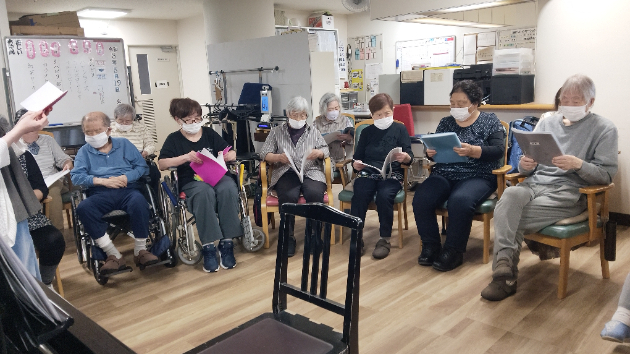 施設の慰問で音楽活動開始しました。