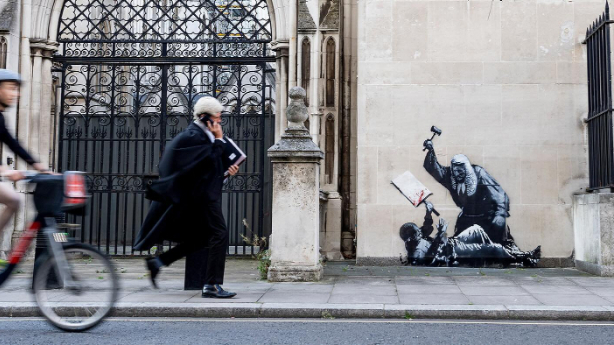 【発見】ロンドンの王立裁判所にバンクシーの新しい壁画　海外話題スレまとめ🔥