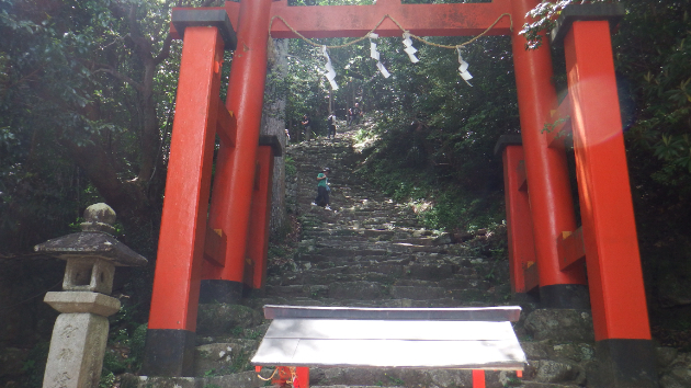 急な石段の参道