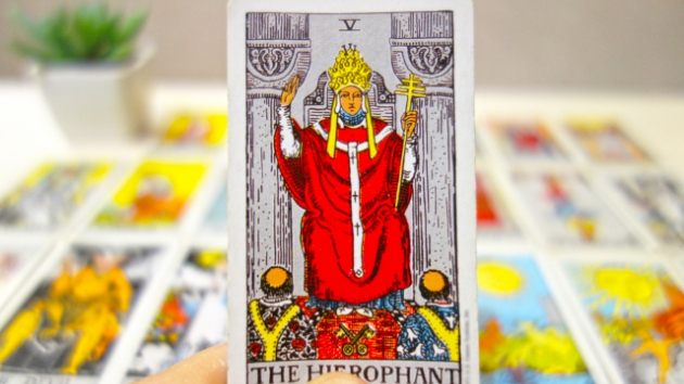 タロットカードの基礎: 教皇（The Hierophant）の意味と象徴