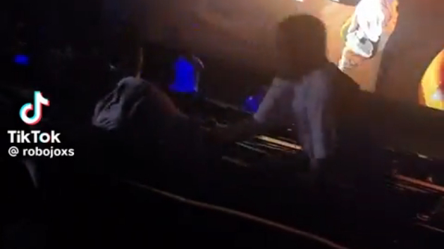 【驚愕】鬼滅の刃映画上映中に子供に放尿した男性が観客に暴行される事件発生　海外炎上スレまとめ🔥