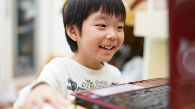 子供たちと遊ぶ